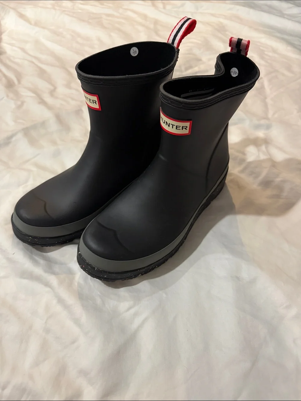 NWOT Hunter Black Play Short Speckle Sole Rain Boots with Red-Strip Pull Tabs